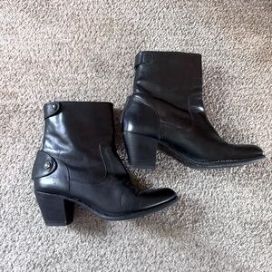 Frye Bootie Jackie Back Zip Short Black 9